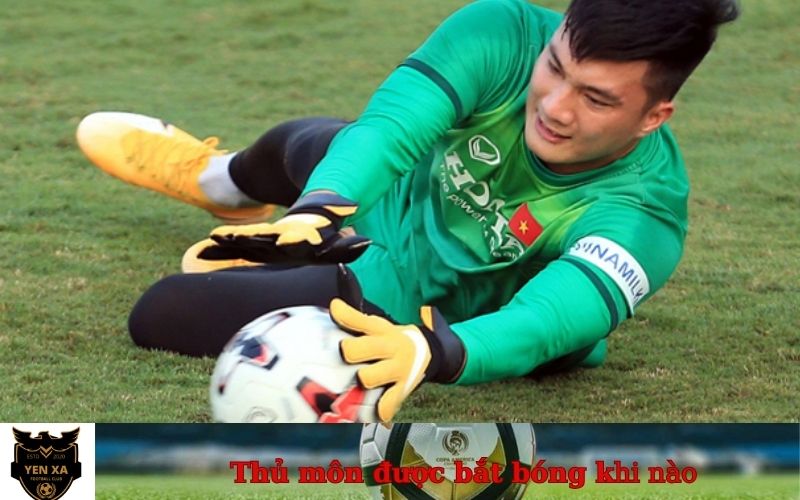 Trường hợp thủ môn được bắt bóng khi đồng đội chuyền về