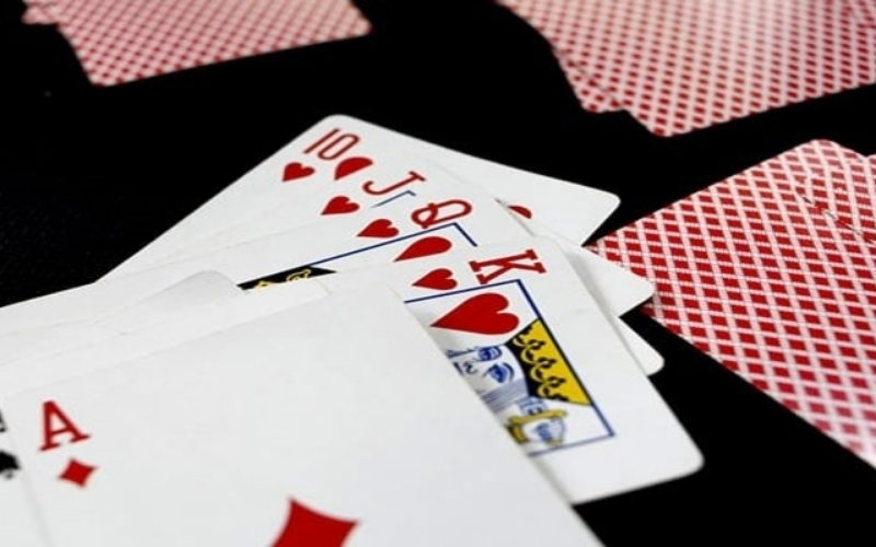 Luật "Chặt" và "Cướp cái": Cách dùng hàng (tứ quý, đôi thông) để chặn heo và chặn đè.